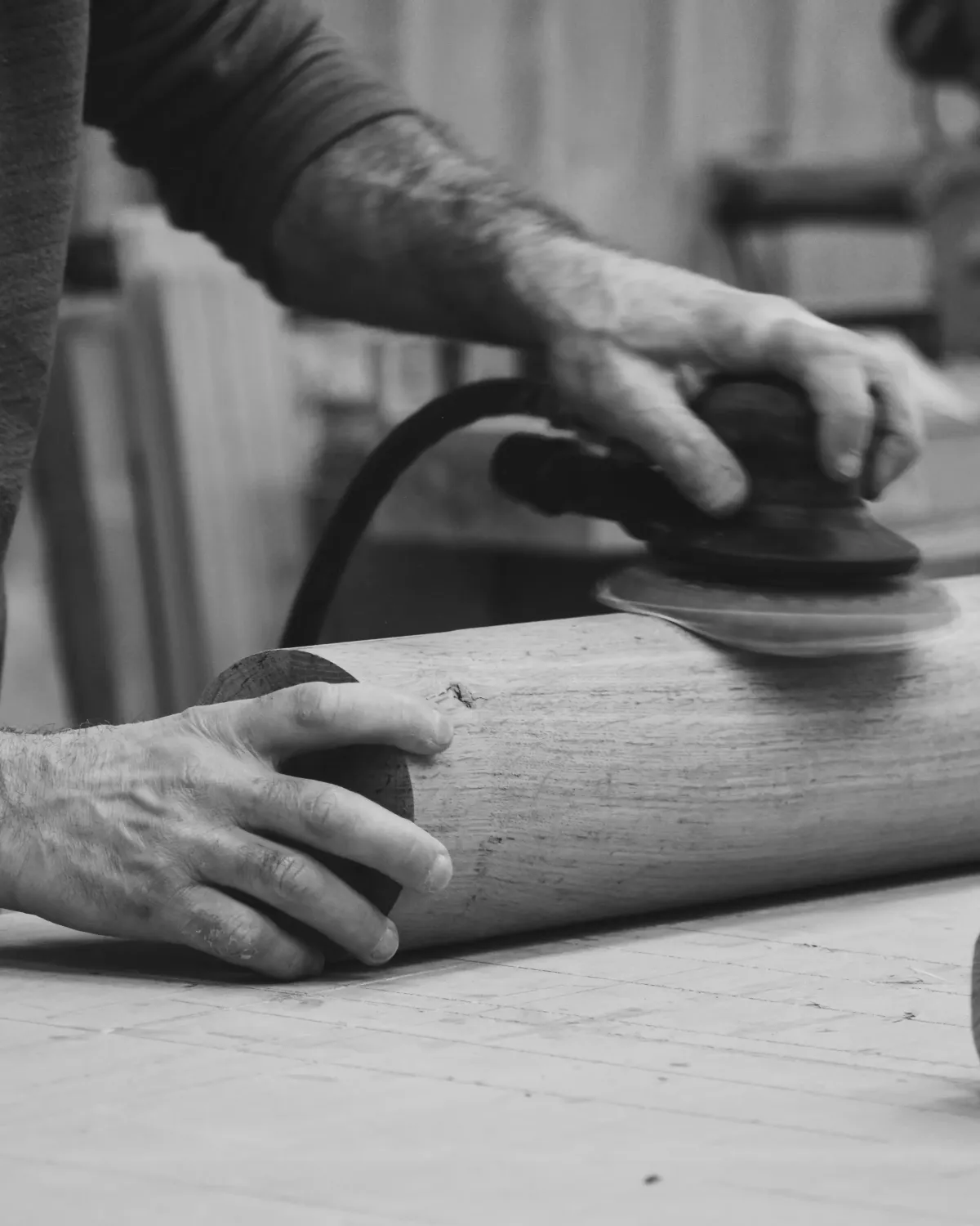 Ponçage d’un pied de table en bois